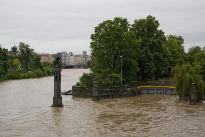 Rozvodněná Vltava při plavebních komorách u Dětského ostrova (Praha)